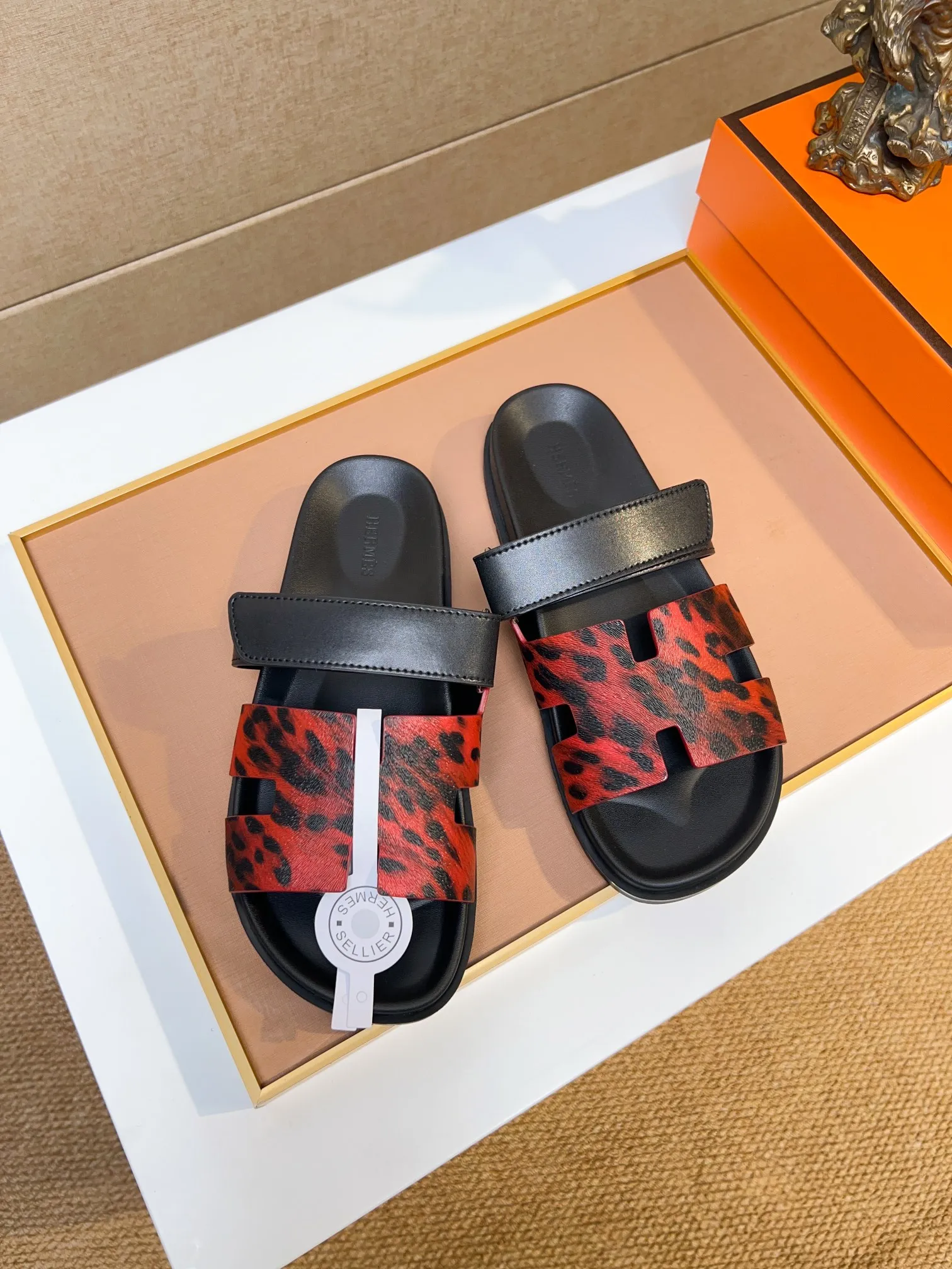 Men's clothing and shoes 💰340 💅💅💅 new arrival. Hermes Hermes official website latest counter synchronized new oran color leather H slippers, the original Paris version flew back to the original model and opened the mold to make it perfectly🍌The highest quality Sincerity, you can enter and leave the counter at will [Deyi] The upper is made of original customized  colored palm prints, crocodile print, ostrich print, colored cow leather, colored cow suede, 🤔 horse hair, 🥳 colored diamonds, 🥰 3D printing, and other genuine leather slippers, imported cow pattern foot pad lining, Italian  latest original genuine leather combination outsole Code number: 38-48 (customized at 46.47.48) Can be made into picture combination sole with genuine leather pattern and ordinary molded outsole